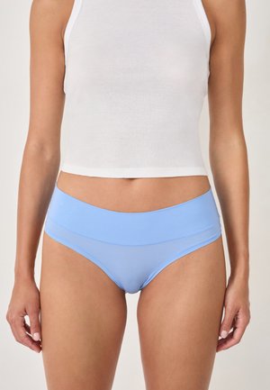 Mutande in misto cotone di color azzurro chiaro con una texture liscia, caratterizzate da un ampio punto vita e un taglio classico a slip. Minimalismo nei dettagli di cucitura.