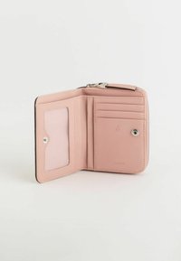 Cartera de cuero rosa con cierre de cremallera, que cuenta con un bolsillo transparente para identificación, múltiples compartimentos para tarjetas y protección RFID.
