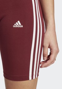 adidas Sportswear ESSENTIALS 3-STRIPES BIKE - Legingi - shadow red/white