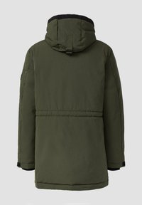 Veste matelassée vert olive avec capuche, dotée d'une taille cintrée, de coutures robustes et d'accents noirs aux poignets et au col.