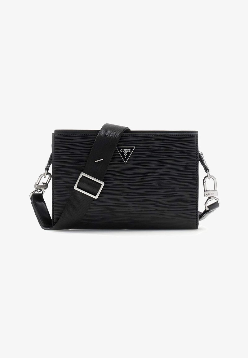 Geantă crossbody dreptunghiulară texturată neagră, cu o curea largă reglabilă și cataramă argintie, având o mică placă cu logo-ul Guess pe partea frontală.