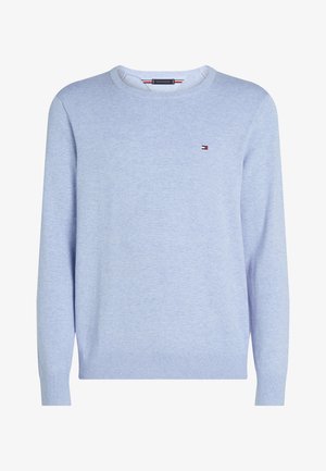 Suéter azul claro hecho de tela suave, con cuello redondo y puños acanalados. Pequeño detalle de logo en el pecho.