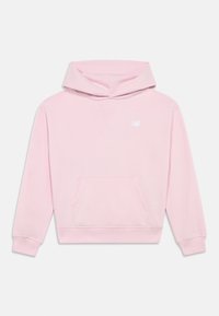 Sweatshirt rosa claro com um bolso frontal tipo canguru, mangas longas, punhos canelados e um pequeno logótipo branco da New Balance no peito.