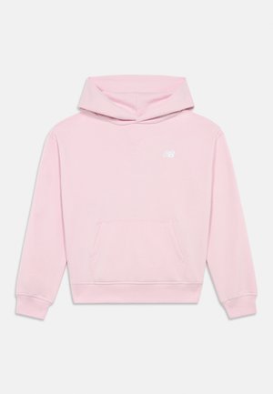 Hoodie rose clair avec une poche kangourou à l'avant, des manches longues, des poignets côtelés et un petit logo New Balance blanc sur la poitrine.