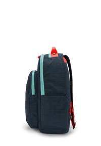 Tmavě modrý batoh s tyrkysovými zipy, červenými akcenty a texturovanou tkaninou. Obsahuje dvě přihrádky a boční kapsy pro úložný prostor.