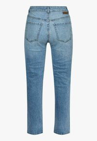 Ljusblå denimjeans med rak benprofil, fem fickor och en liten brun läderpatch på baksidan av midjan.