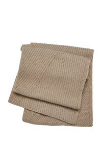 Manta de punto beige, con un patrón de relieve texturizado y un acabado suave, plegada en capas sobre un fondo blanco.