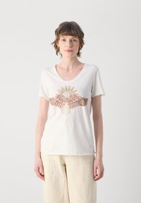 Hvit T-skjorte med korte ermer laget av mykt stoff, med en fargerik sol- og fjellgrafikkdesign med intrikate detaljer foran.