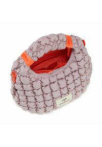 Borsa viola soffice con manico e zip arancioni. Il materiale testurizzato presenta dettagli a raccolta. L'interno include una fodera rossa a contrasto.
