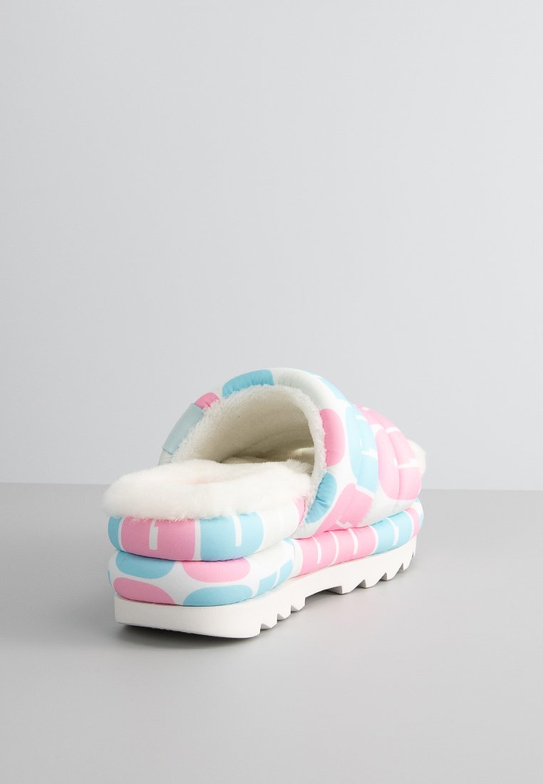 Pantofole multicolori da indossare senza lacci, caratterizzate da un motivo blu chiaro e rosa, rivestite internamente in morbido bianco e con una spessa suola bianca dotata di fondo testurizzato.