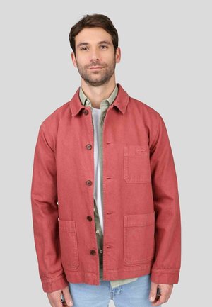 Veste rouge à boutons, fabriquée dans un matériau résistant, avec une poche poitrine et deux poches avant. Design sobre avec une coupe décontractée.