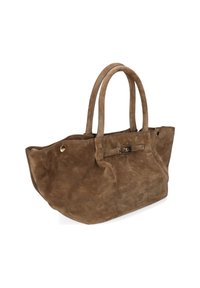 Borsa a tracolla in suede marrone con manici doppi, base piatta, chiusura a clip e un leggero logo in rilievo; texture morbida con dettagli hardware minimi.