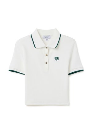 Camisa polo blanca con un cuello y puños verdes. Cuenta con tres botones y un logo bordado en el pecho. Tejido texturizado.