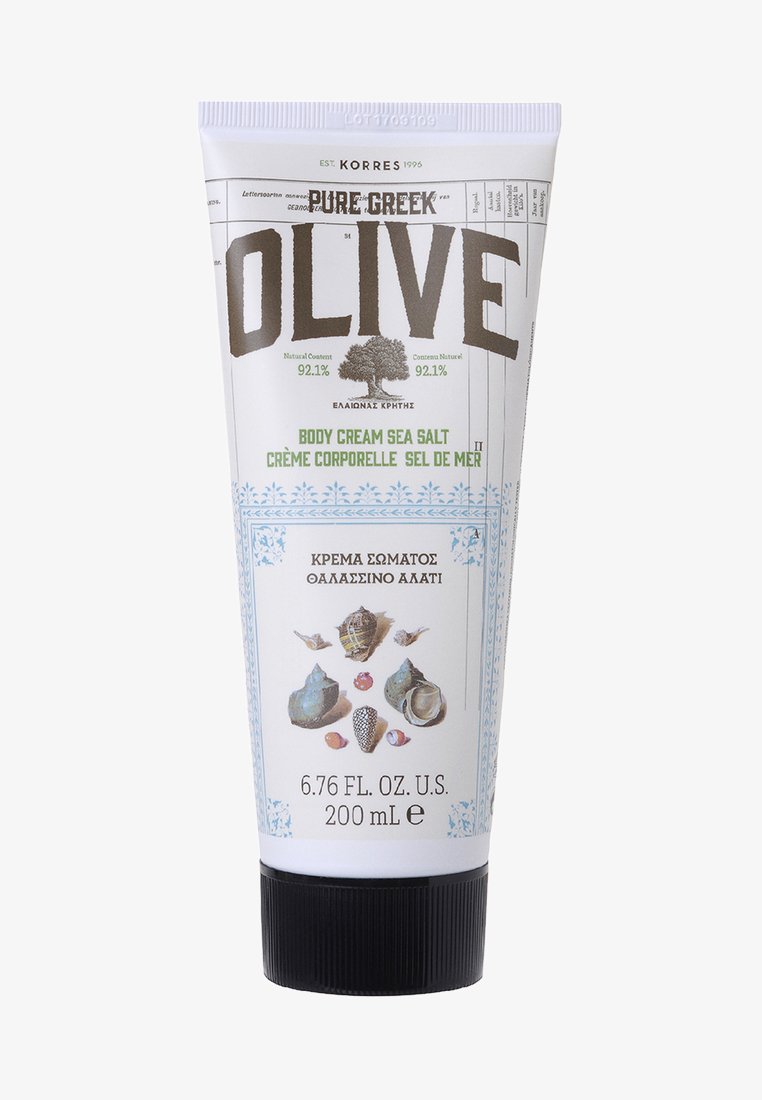 Biała tubka z jasnofioletową nakrętką. Na przedniej etykiecie widnieje napis "OLIVE" w boldowym szarym kolorze, zauważający "KREM DO CIAŁA SÓL MORSKA" w zieleni, towarzyszą mu ilustracje muszelek.