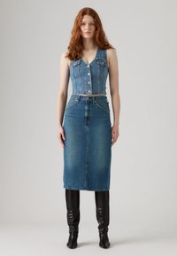 Denim midi-jurk met een getailleerde top, v-hals en knopen aan de voorkant. Lichtblauwe wassing met twee borstzakken en een rechte rok.