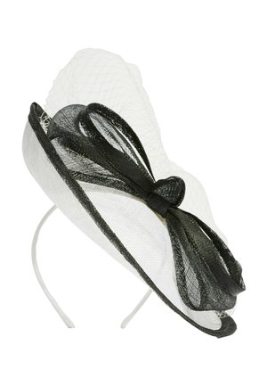 Sombrero fascinator blanco con ribete negro, lazo negro y red blanca adjunta en una diadema.