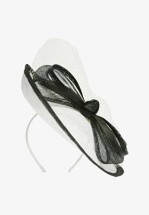 Biały fascynator z czarną lamówką, czarną kokardą oraz przymocowaną białą siateczką na opasce do włosów.