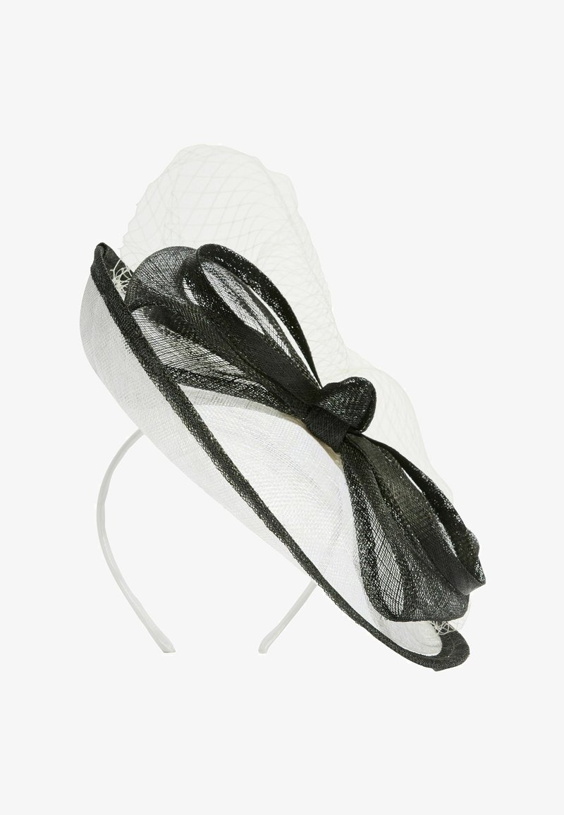 Fehér fascinator kalap fekete szegéllyel, fekete masnival és fehér hálóval, amely egy hajpántra van erősítve.