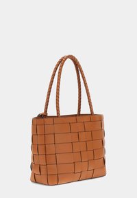 Borsa a tracolla in pelle intrecciata di colore marrone chiaro con due manici intrecciati, forma rettangolare e superficie testurizzata caratterizzata da un design a blocchi uniforme.