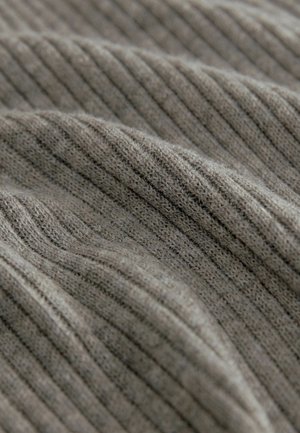 Tessuto di maglia grigio con una texture a coste e strisce alternate chiare e scure. Morbido e caldo, ideale per abbigliamento o coperte.