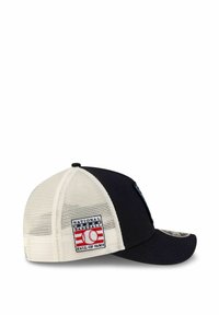Cappellino da baseball con la parte frontale blu navy e retro in rete bianca, con un patch del National Baseball Hall of Fame sul lato.