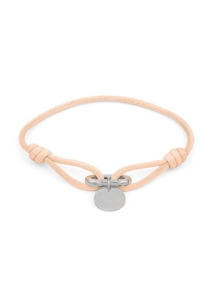 Braccialetto in tessuto color nudo con una chiusura in argento liscia e una targhetta rotonda in metallo con testo in rilievo. Presenta un design annodato per la regolazione.