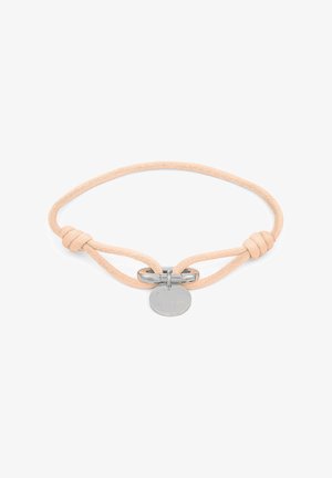 Armbanduhr aus hautfarbenem Stoff mit einem glatten silbernen Verschluss und einem runden Metallanhänger mit geprägtem Text. Verfügt über ein geknotetes Design zur Anpassung.