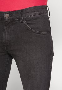 Wrangler Vaqueros pitillo - grey denim