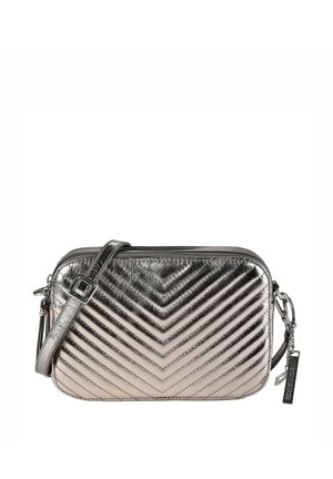 Petit sac bandoulière rectangulaire métallique argenté avec motif matelassé en chevron, bandoulière réglable, fermeture éclair et étiquette de marque sur le côté.