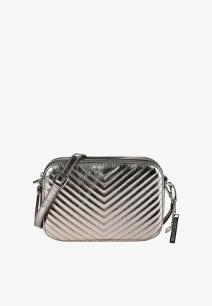 Petit sac bandoulière rectangulaire métallique argenté avec motif matelassé en chevron, bandoulière réglable, fermeture éclair et étiquette de marque sur le côté.