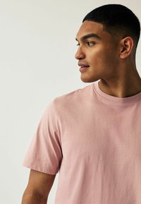 Next REGULAR - Basic póló - mottled pink