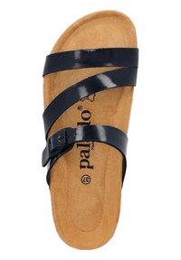 Granatowe błyszczące sandały z trzema paskami, regulowanym zapięciem i korkową wkładką. Teksturowana podeszwa i nadrukowane logo marki wewnątrz.