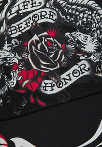 Cappello di stoffa nera con disegni intricati di rose, un drago e striscioni con la scritta "VITA PRIMA DELL'ONORE" in caratteri in grassetto. Accenti rossi e bianchi.