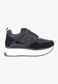 Sneaker nera con una combinazione di suede e pelle verniciata, con dettagli glitterati, una suola bianca spessa e lacci neri.