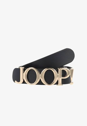 Schwarzer Leder-Gürtel mit einer großen goldfarbenen "JOOP!"-Logo-Schnalle. Glatte Textur, flaches Design, mit einem dezenten Glanz und abgerundetem Ende.