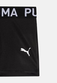 Shorts sportivi neri con logo Puma bianco e una cintura nera a contrasto con la scritta "PUMA" in bianco. Tessuto dalla texture liscia.