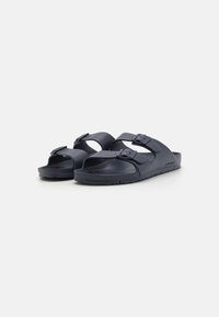 Sandales bleu marine avec deux sangles ajustables, en matériau plastique lisse, dotées d'une semelle texturée pour une meilleure adhérence et d'un design ouvert au niveau des orteils.