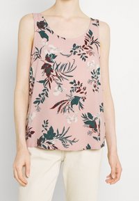 Top senza maniche rosa con stampa floreale in verde scuro e bordeaux, con scollatura rotonda e tessuto morbido e leggero.
