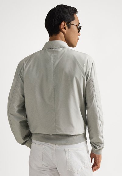 Γκρι bomber μπουφάν με απαλό ύφασμα, ριμπ μανσέτες και τελείωμα, και όρθιο γιακά. Διαθέτει καθαρό, λιτό σχεδιασμό.