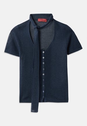 Kortsleeve marineblå cardigan med V-hals, ribbestrikket tekstur og sløyfe ved kragen. Har en rad med blå knapper foran.