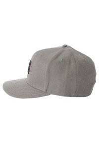 Grijze pet met een gestructureerde vorm, textiele stof, gestikte accenten en een platte rand. Bevat ventilatiegaten en een achterste band voor aanpassing.