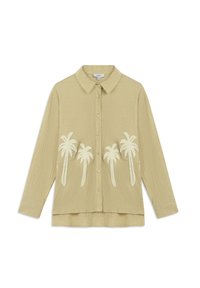 Camisa de botonadura en color beige claro con una tela texturada, con bordado de palmeras blancas en la parte delantera y un cuello clásico.