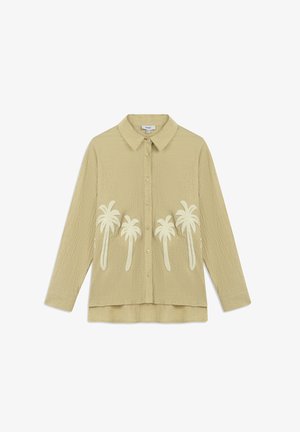 Jasnobeżowa koszula zapinana na guziki z teksturowanej tkaniny, z białym haftem palmy na przodzie oraz klasycznym kołnierzykiem.