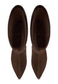 Stivali alla caviglia in suede marrone con punta affusolata, caratterizzati da una superficie liscia e dettagli di cucitura minimi lungo i bordi.