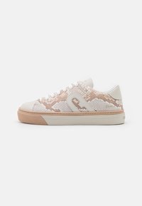 Sneakers con una texture serpentina beige e bianca, con punta arrotondata, lacci bianchi e suola in gomma rosa.