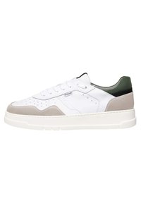 Sneaker bianco con suede grigio e accenti neri. Presenta un design perforato sulla punta, suola piatta bianca e tallone grigio. I lacci sono bianchi.