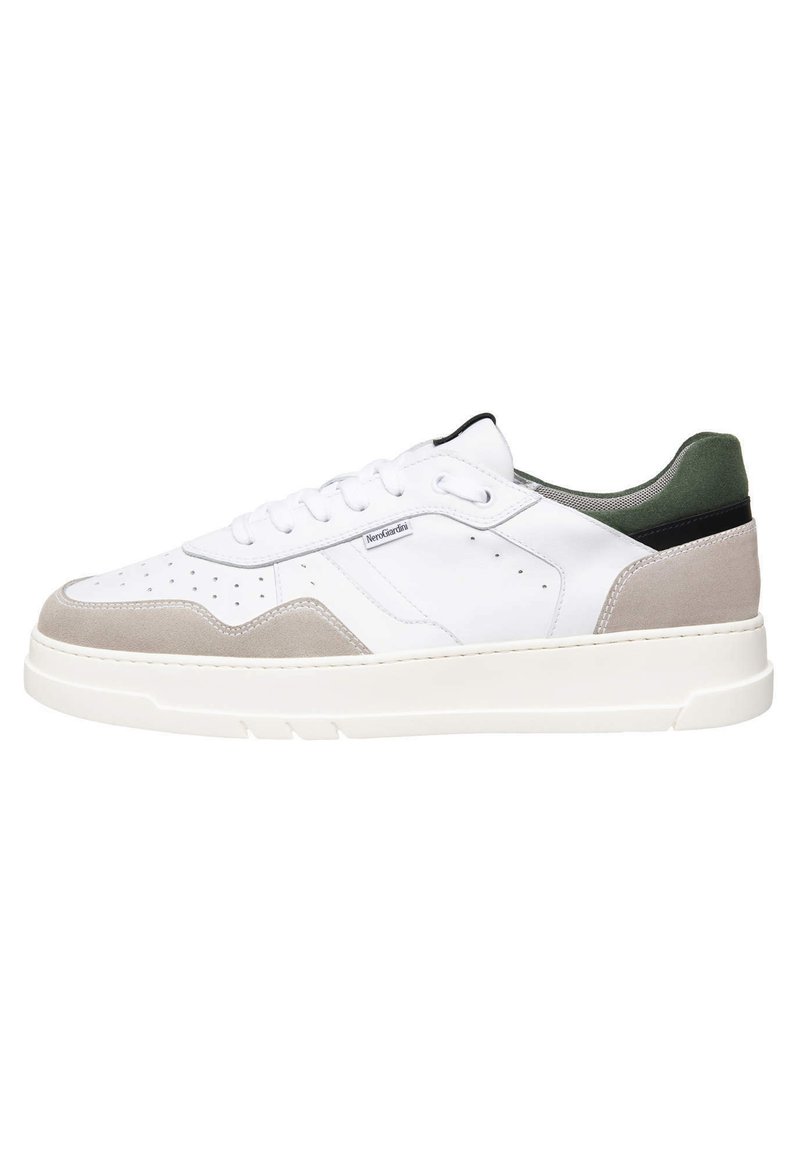 Sneaker bianco con suede grigio e accenti neri. Presenta un design perforato sulla punta, suola piatta bianca e tallone grigio. I lacci sono bianchi.