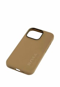 Taan siliconen telefoonhoes met een matte afwerking, voorzien van een uitsparing voor de camera, een verhoogd "BOSS" logo en ronde randen.