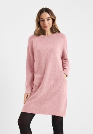 Roze gebreide jurk met lange mouwen, een ronde halslijn, twee zijzakken en een licht oversized pasvorm. Zachte textuur en geribbelde manchetten.