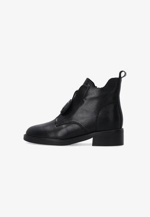 Schwarze Leder-Stiefelette mit runder Spitze, leichtem Absatz, dekorativem Reißverschlussdetail und einer Ziehlasche an der Rückseite für einfaches Anziehen.